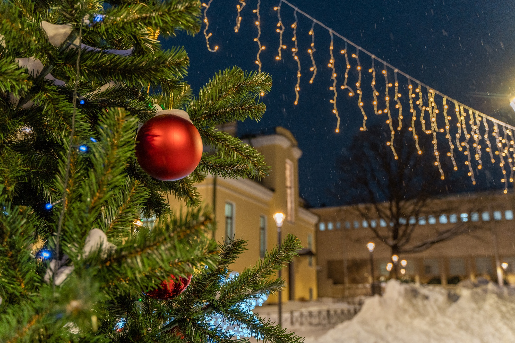 Готовимся к Новому году: украшаем новогоднюю елку