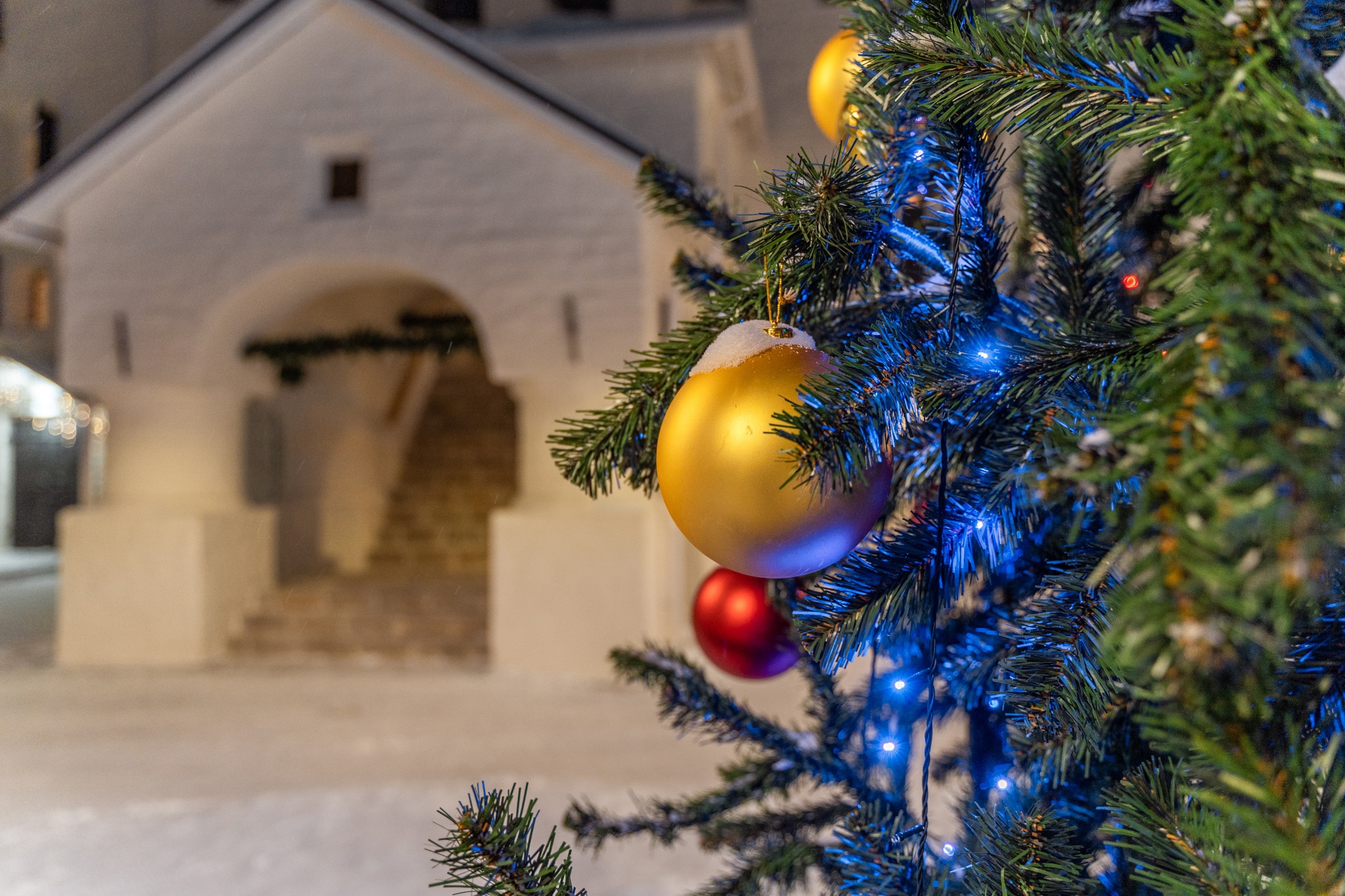 Украшаем окна к Новому году: лучшие идеи для праздничного декора